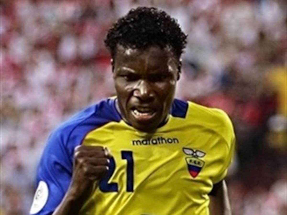 Ecuador venció 2-1 a Perú como visitante y comprometió más a Colombia