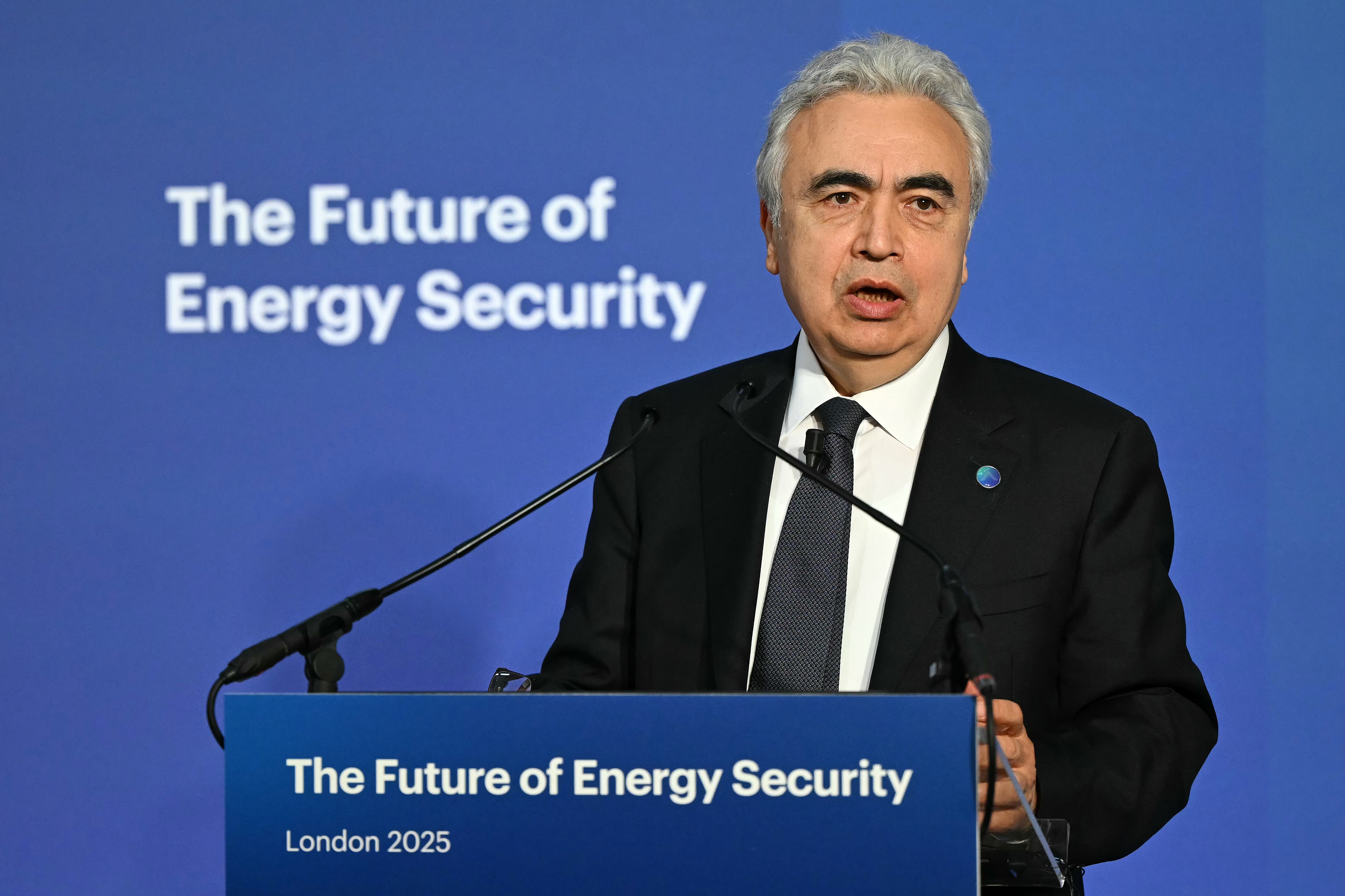 LONDRES, INGLATERRA - 24 DE ABRIL: Fatih Birol, Director Ejecutivo de la Agencia Internacional de Energía (AIE), pronunció el discurso de apertura durante la Cumbre sobre el Futuro de la Seguridad Energética, organizada por la AIE y el Gobierno del Reino Unido en Lancaster House el 24 de abril de 2025 en Londres, Inglaterra. Esta cumbre analiza los factores geopolíticos, tecnológicos y económicos que afectan a la seguridad energética a nivel nacional e internacional. (Foto de Justin Tallis - WPA Pool/Getty Images)