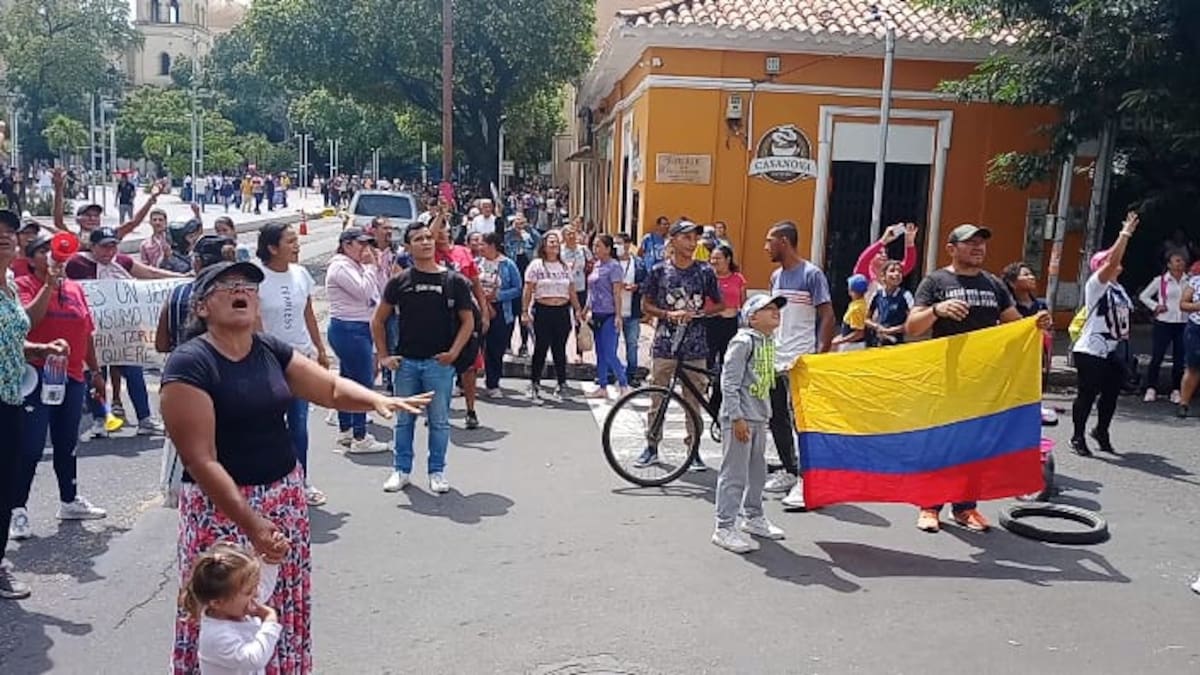 Con llantas y cacerolas, comunidad en Cúcuta exige continuidad en el servicio de agua