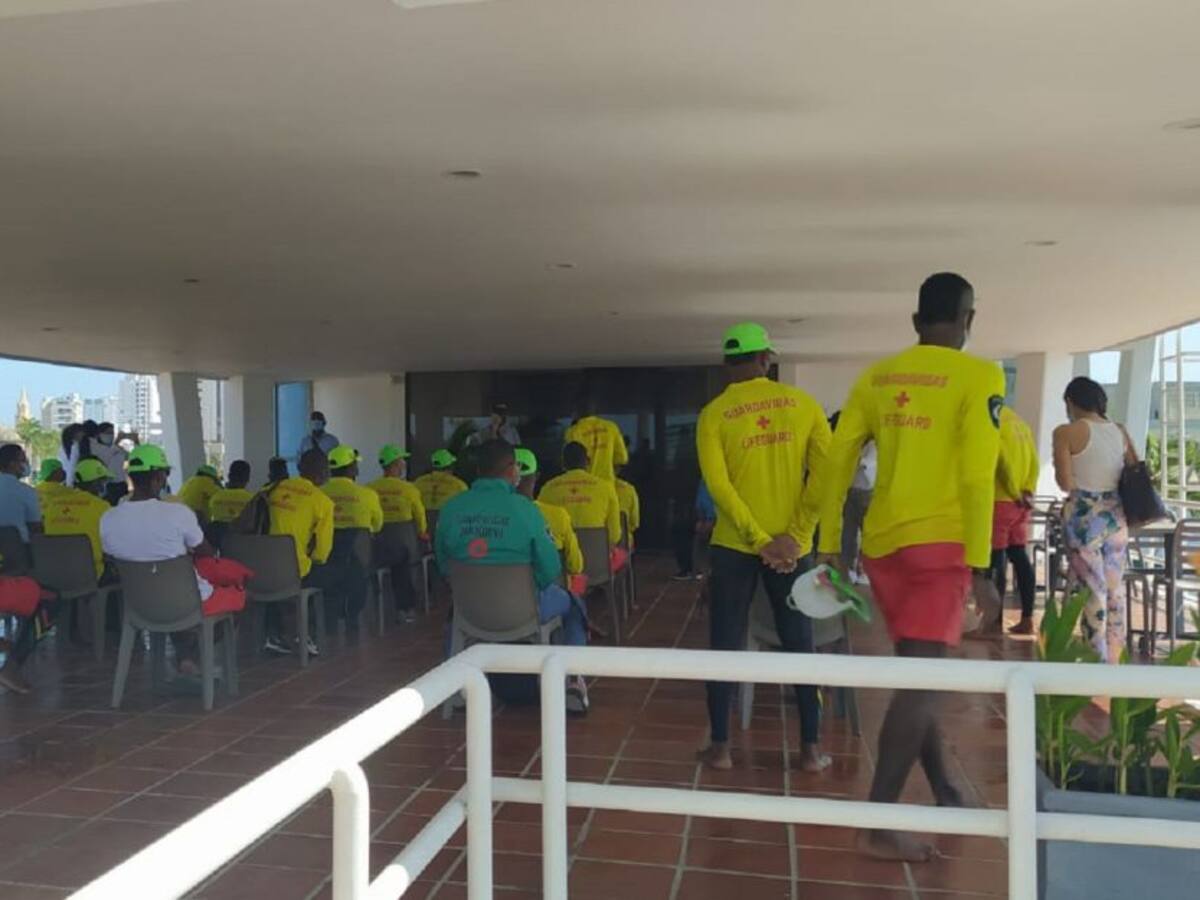 Lanzándose al agua salvavidas de Cartagena exigieron solución de contratos