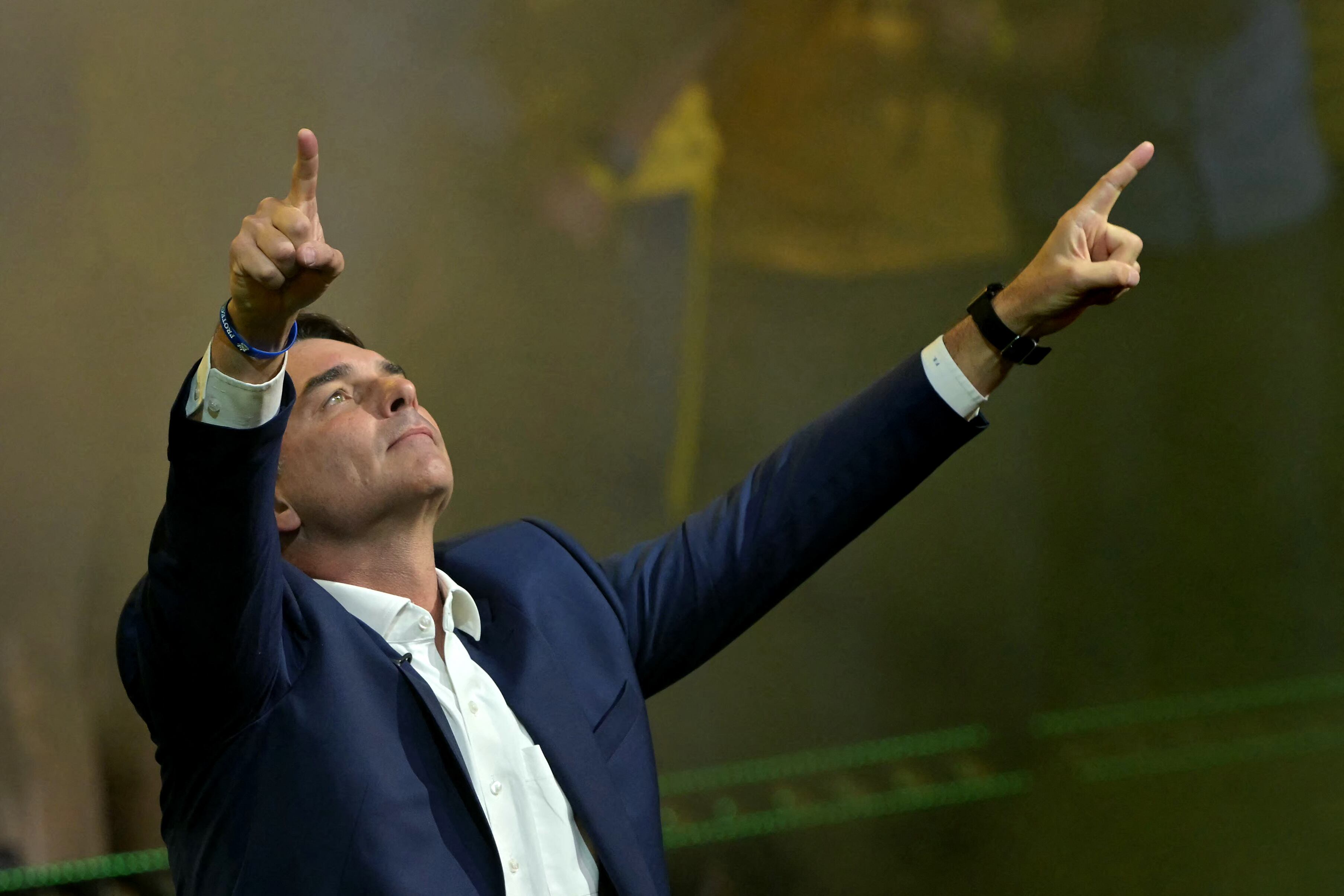 El aspirante a la presidencia de Brasil, el derechista Flavio Bolsonaro, gesticula a su llegada a la convención del Partido Liberal (PL) en São Paulo, Brasil, el 25 de julio de 2026. Aquejado por una serie de crisis políticas, Flavio Bolsonaro lanzará su candidatura para las elecciones presidenciales de octubre en Brasil, buscando seguir los pasos de su padre, Jair Bolsonaro. (Foto de Nelson ALMEIDA / AFP)