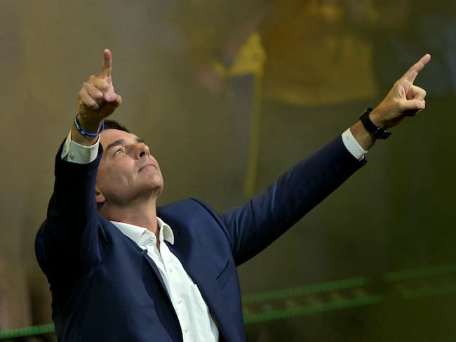 El aspirante a la presidencia de Brasil, el derechista Flavio Bolsonaro, gesticula a su llegada a la convención del Partido Liberal (PL) en São Paulo, Brasil, el 25 de julio de 2026. Aquejado por una serie de crisis políticas, Flavio Bolsonaro lanzará su candidatura para las elecciones presidenciales de octubre en Brasil, buscando seguir los pasos de su padre, Jair Bolsonaro. (Foto de Nelson ALMEIDA / AFP)