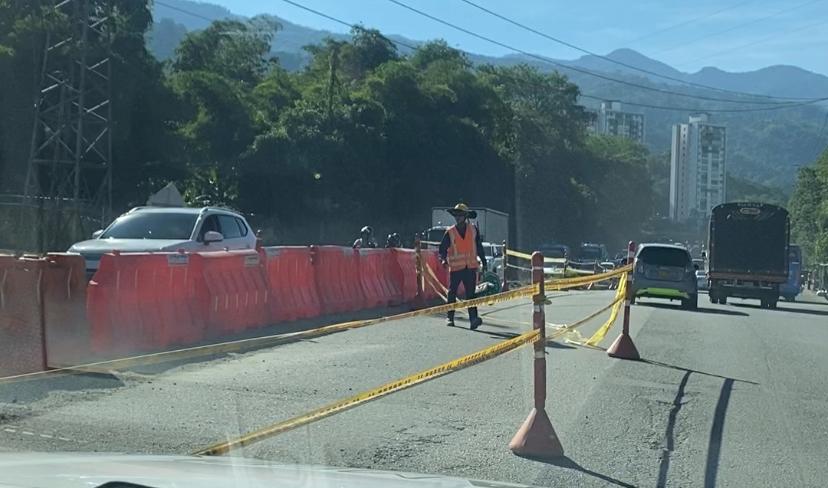 Trancón por obra de tercer carril entre Piedecuesta-Floridablanca ha disminuido en los últimos días. Foto: Caracol Radio. 