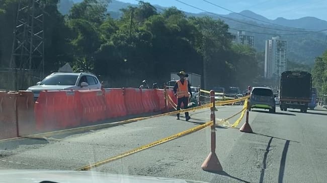 Trancón por obra de tercer carril entre Piedecuesta-Floridablanca ha disminuido en los últimos días. Foto: Caracol Radio.