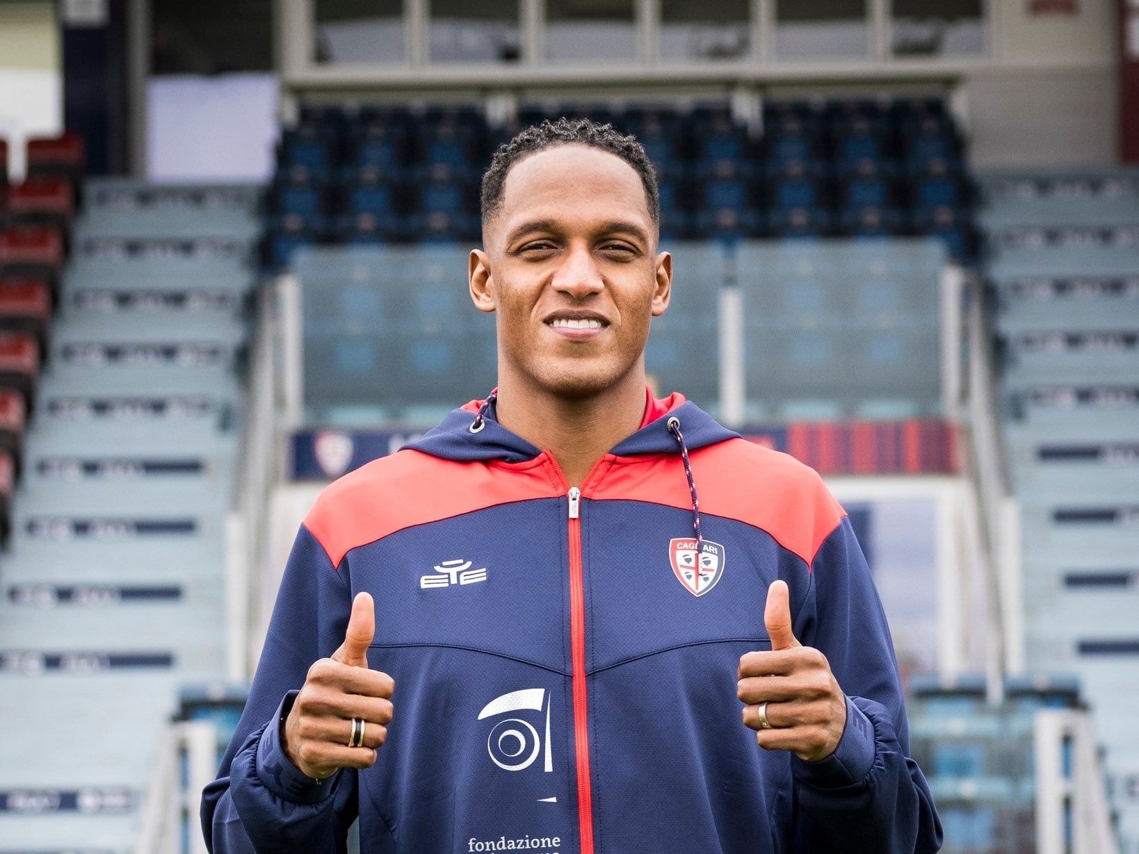 Yerry Mina con la indumentaria del Cagliari / Twitter: @CagliariCalcio