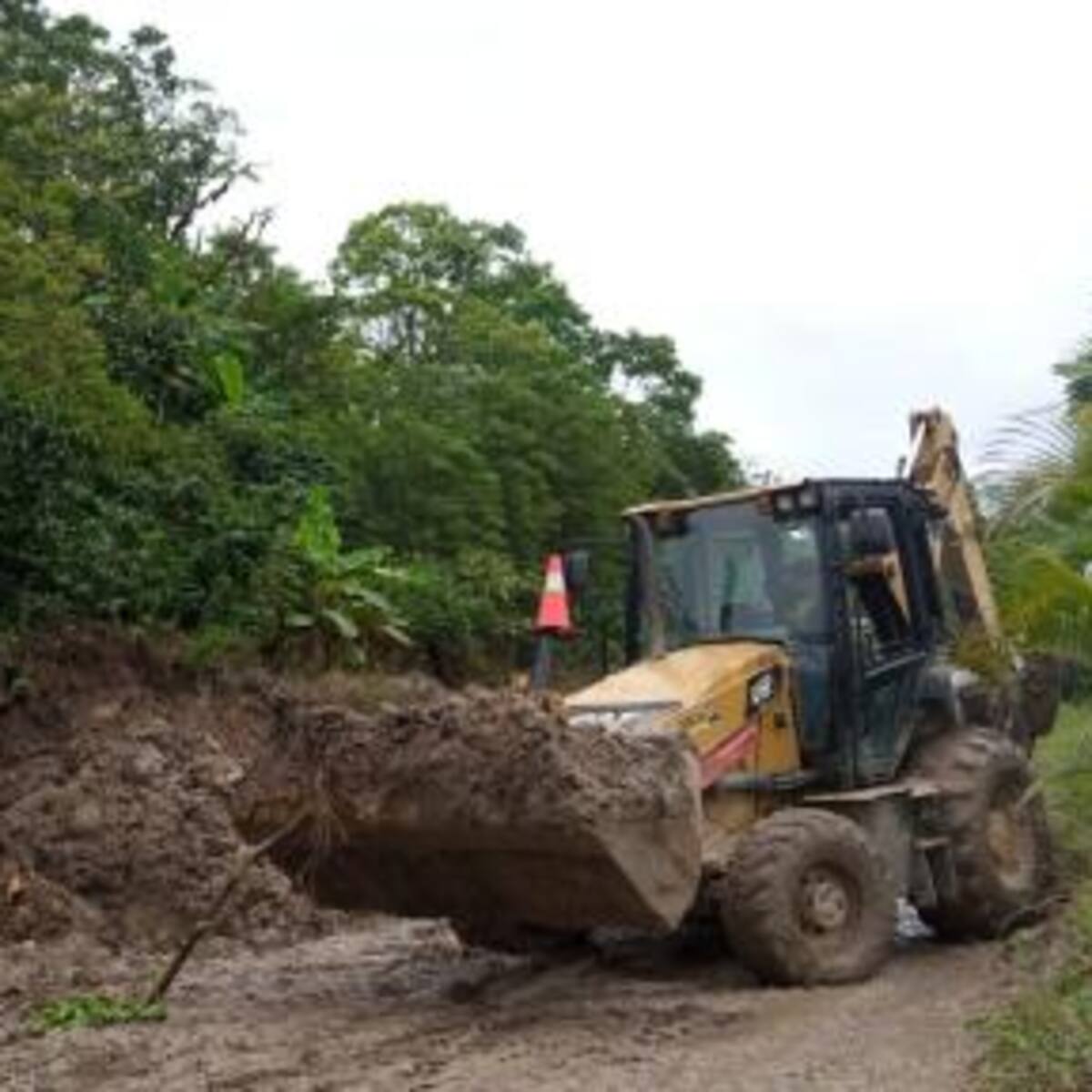 Avanza mantenimiento de vías en el Huila afectadas por el invierno
