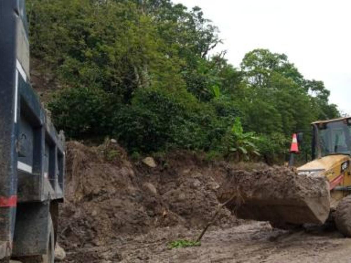 Avanza mantenimiento de vías en el Huila afectadas por el invierno