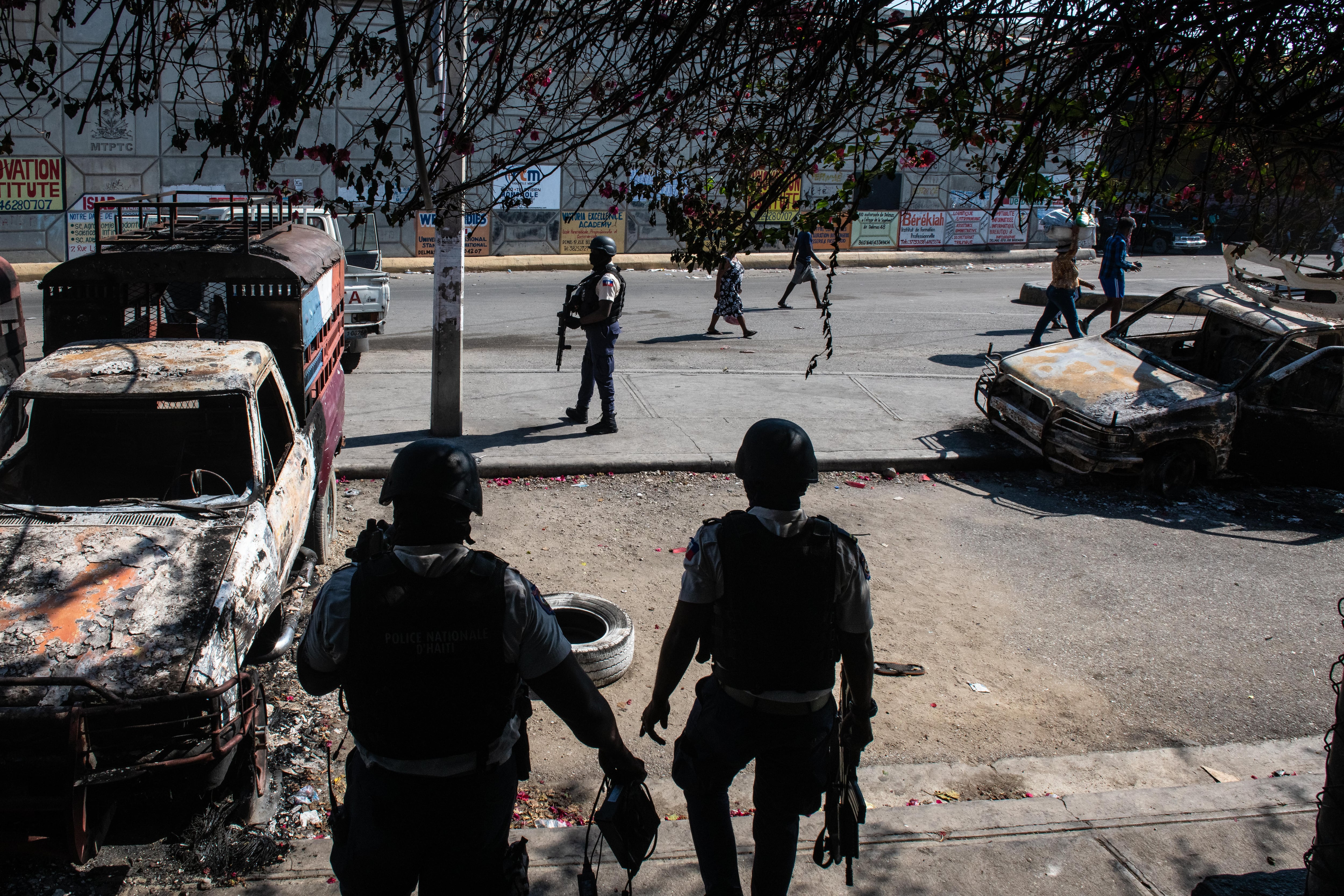 Policías custodian los exteriores comisaría de Carrefour Aéroport, que fue incendiada por miembros de pandillas, en Puerto Príncipe (Haití).
EFE/ Johnson Sabin