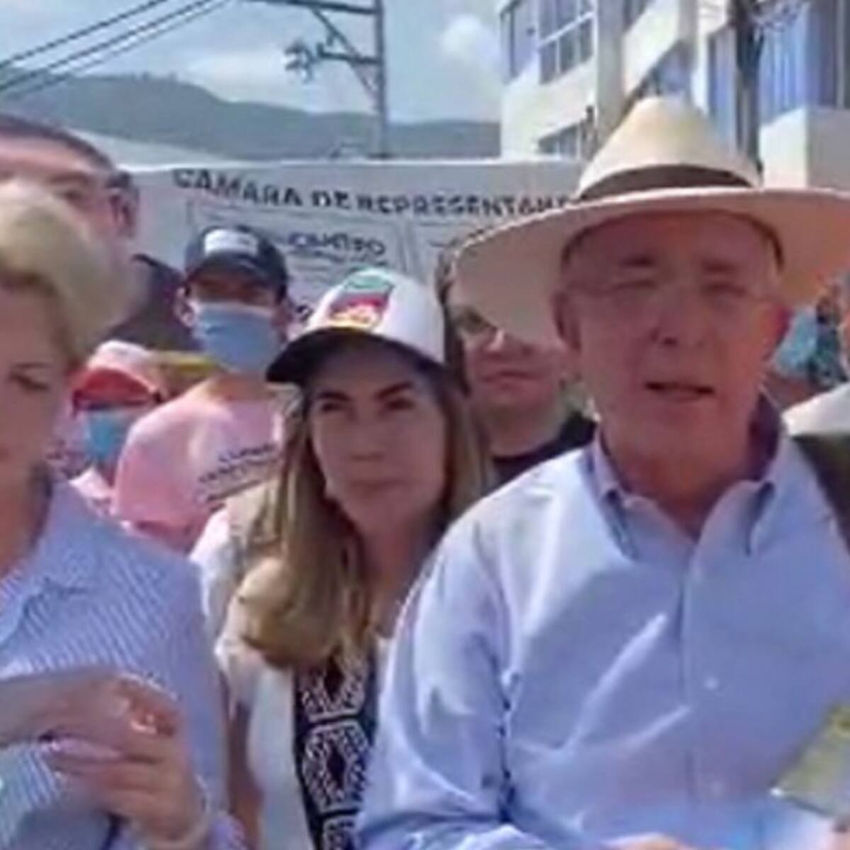 La propuesta de Uribe a Petro para que no le digan más paramilitar