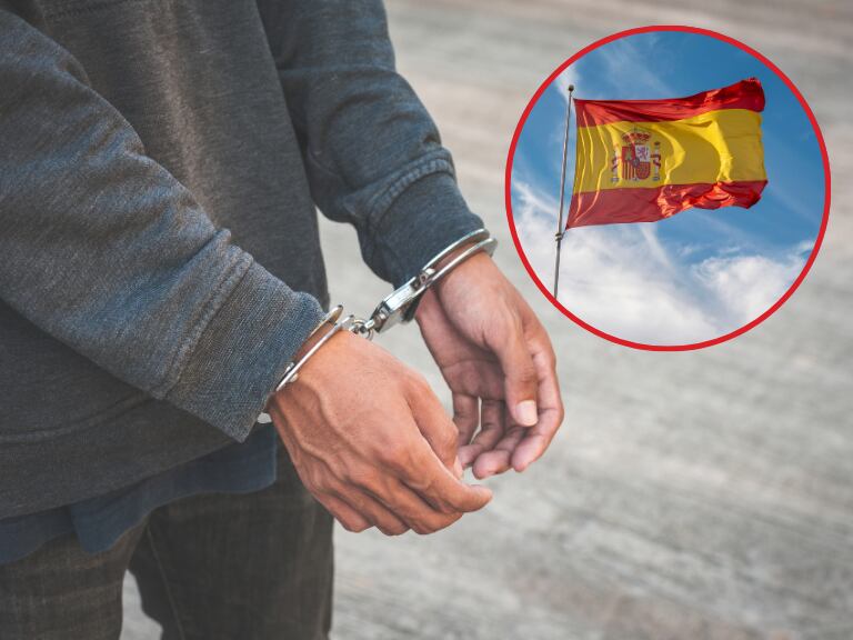 Imagen de referencia | Persona capturada por la Policía - Bandera de España: Getty Images.