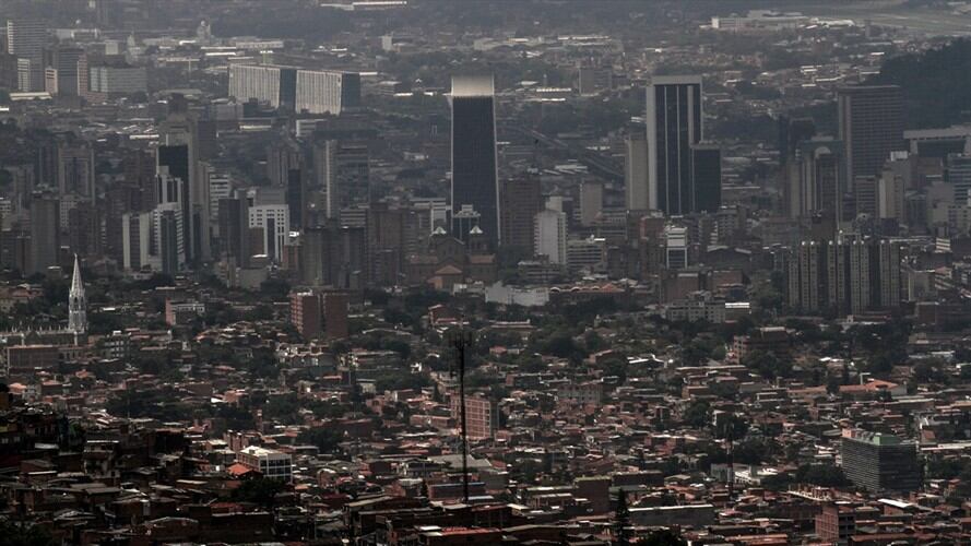 Bus eléctrico rueda en Medellín para impulsar movilidad sostenible. Foto: Getty Images