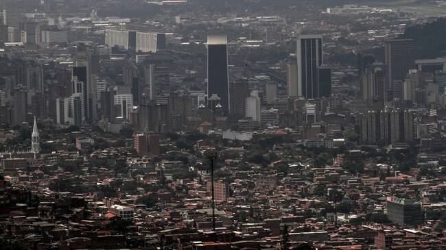 Bus eléctrico rueda en Medellín para impulsar movilidad sostenible. Foto: Getty Images