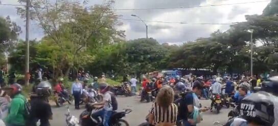 En Yumbo se presentó un bloqueo exigiendo a Emcali el servicio de agua.