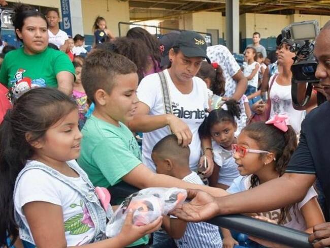 Teo, Bacca y Rentería, le adelantaron la navidad a niños en Barranquilla