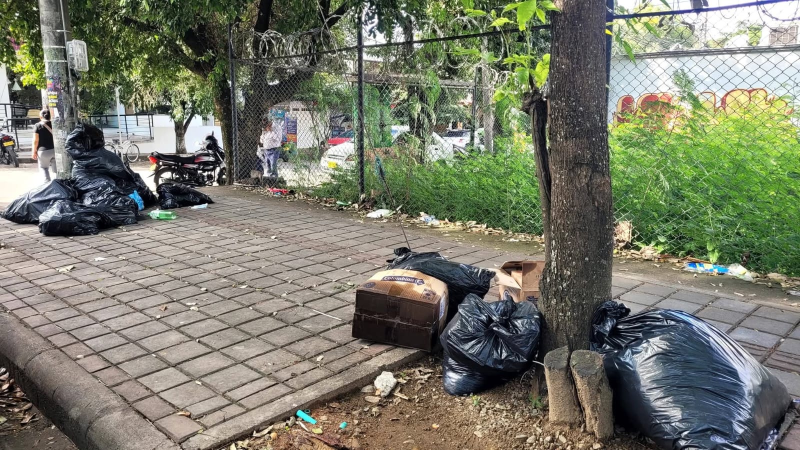 Nuevo bloqueo en la vía al relleno sanitario Los Ángeles mantiene suspendido el ingreso de camiones recolectores y afecta la recolección de basuras en varios sectores de Neiva. Foto tomada de las redes.