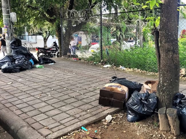 Nuevo bloqueo en la vía al relleno sanitario Los Ángeles mantiene suspendido el ingreso de camiones recolectores y afecta la recolección de basuras en varios sectores de Neiva. Foto tomada de las redes.