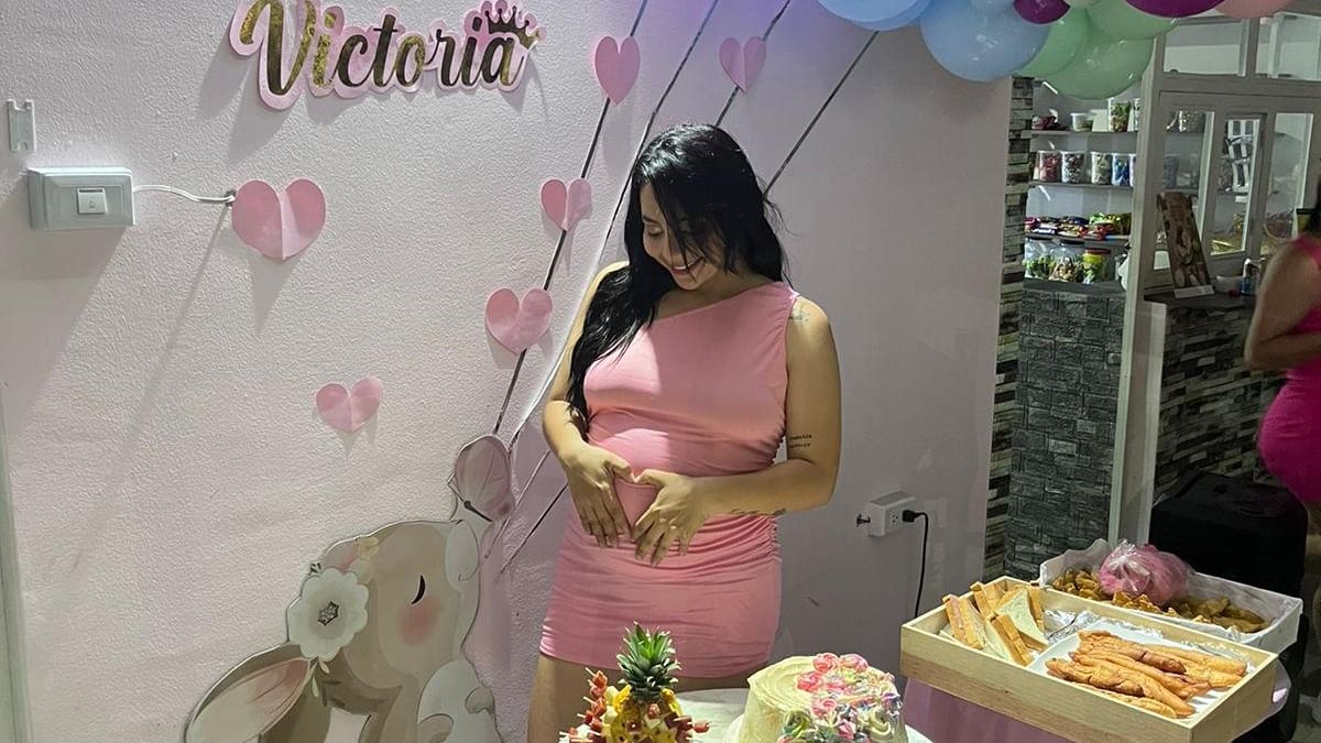 ¡Salió de su baby shower y fue golpeada! Una mujer lucha en la UCI por salvar a su bebé