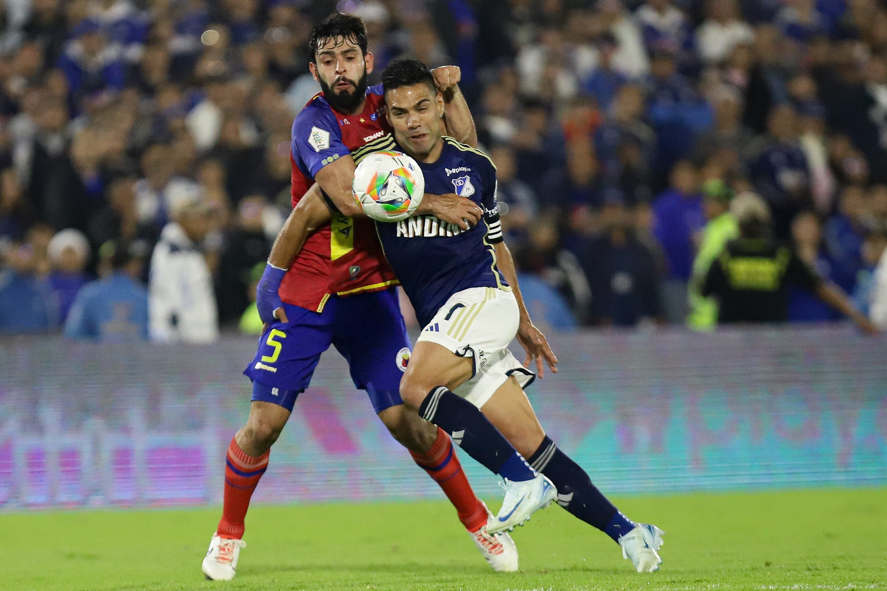 Falcao disputa un balón con Nicolás Gil en el anterior juego entre Millonarios y Pasto. (Colprensa - Lina Gasca)