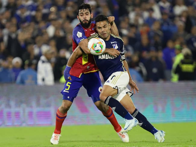 Falcao disputa un balón con Nicolás Gil en el anterior juego entre Millonarios y Pasto. (Colprensa - Lina Gasca)