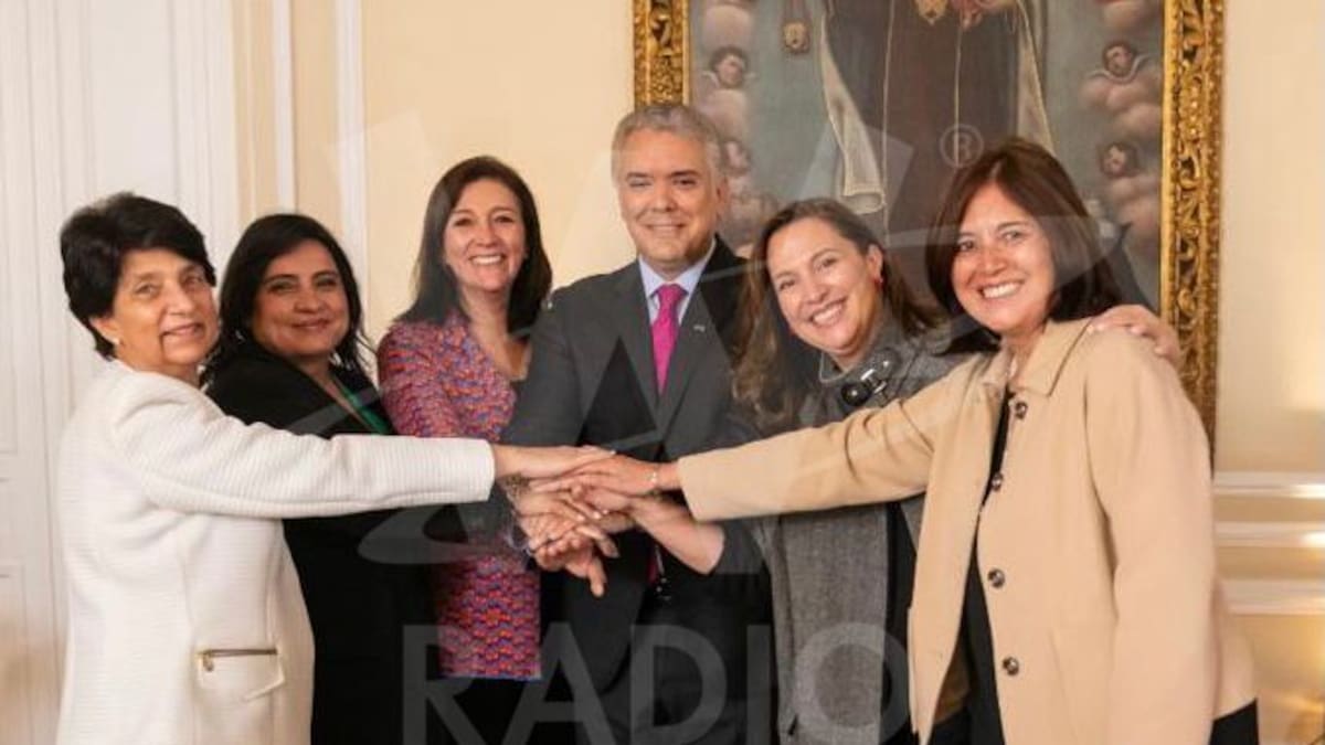 Cuestionan independencia de poderes por fotografía de magistradas de la Corte Constitucional con el presidente Iván Duque