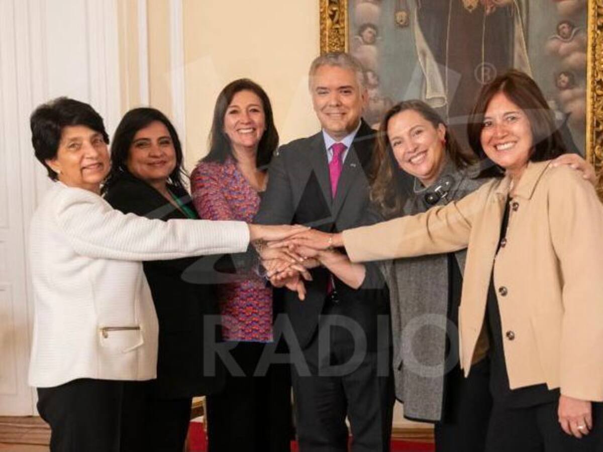 Cuestionan independencia de poderes por fotografía de magistradas de la Corte Constitucional con el presidente Iván Duque