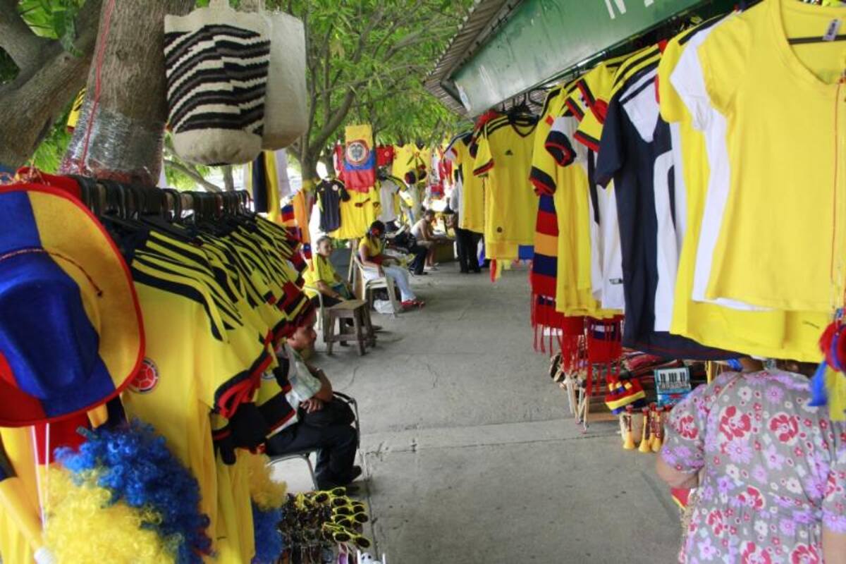 Los hinchas acompañan a la Selección en las calles de la capital del Atlántico y esperan celebrar la clasificación.