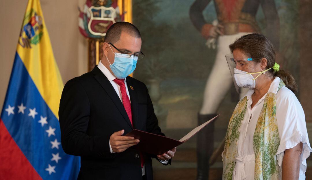 El canciller Jorge Arreaza junto a la embajadora Isabel Brilhante