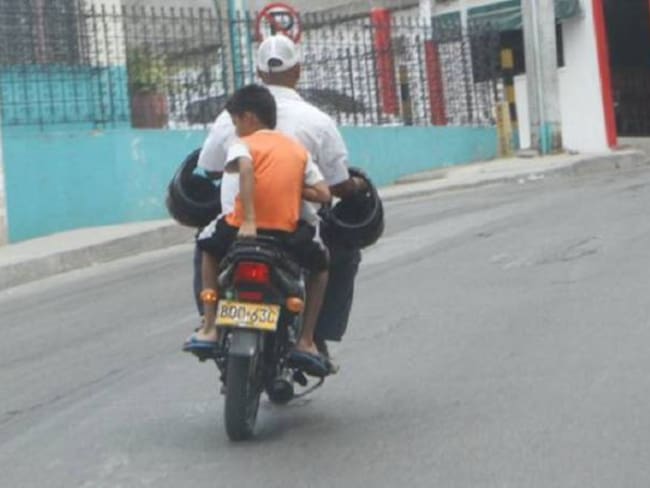 Prohíben menores y embarazadas en motos en Cartagena por un año más