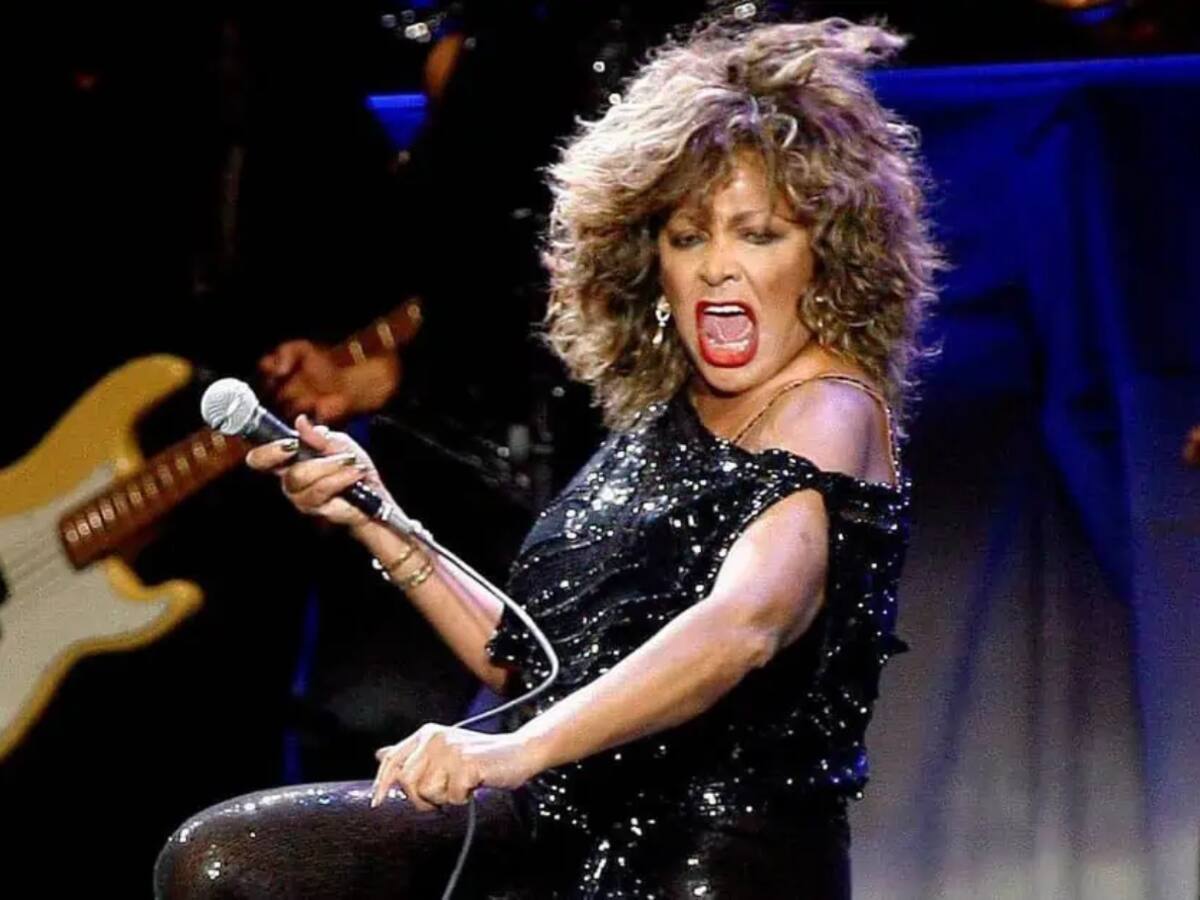 Fans de Tina Turner dejan flores y encienden velas junto a la mansión de la Reina del Rock