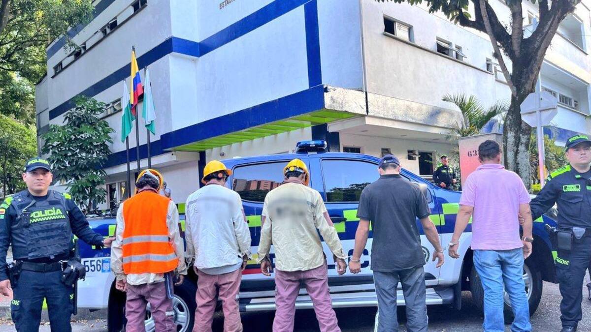 Con uniformes de EPM fueron capturadas 5 personas por el delito de hurto.