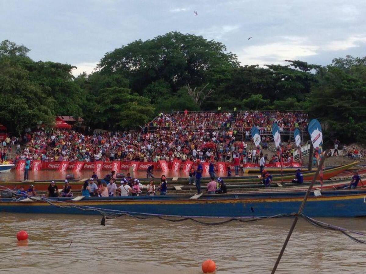 Las playas del Río Sinú se llenan de espectadores ansiosos por presenciar el primer concierto de la gira "Loco por Amor"