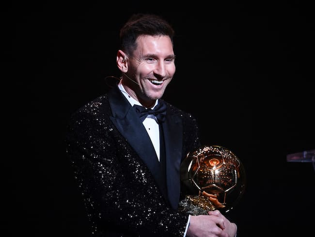 Paris Saint-Germain&#039;s Argentine forward Lionel Messi poses after being awarded the the Ballon d&#039;Or award during the 2021 Ballon d&#039;Or France Football award ceremony at the Theatre du Chatelet in Paris on November 29, 2021. (Photo by FRANCK FIFE / AFP) (Photo by FRANCK FIFE/AFP via Getty Images)