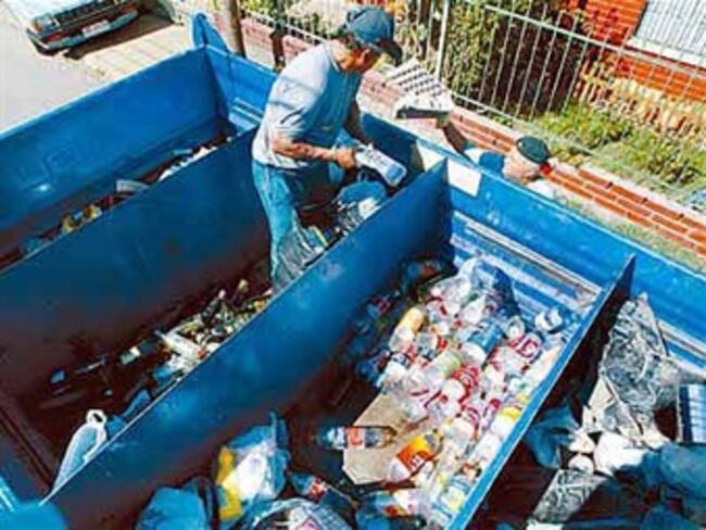 Oscar Salazar, coordinador de Trébola Organización Ecológica, explica sobre el manejo de residuos sólidos que se realiza en edificios, conjuntos residenciales, empresas y colegios.