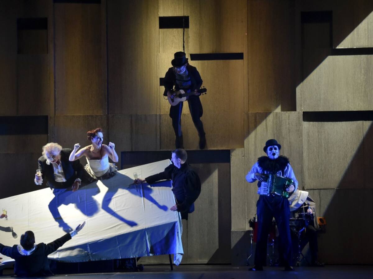 Para que no cierren más teatros piden ampliar aforos