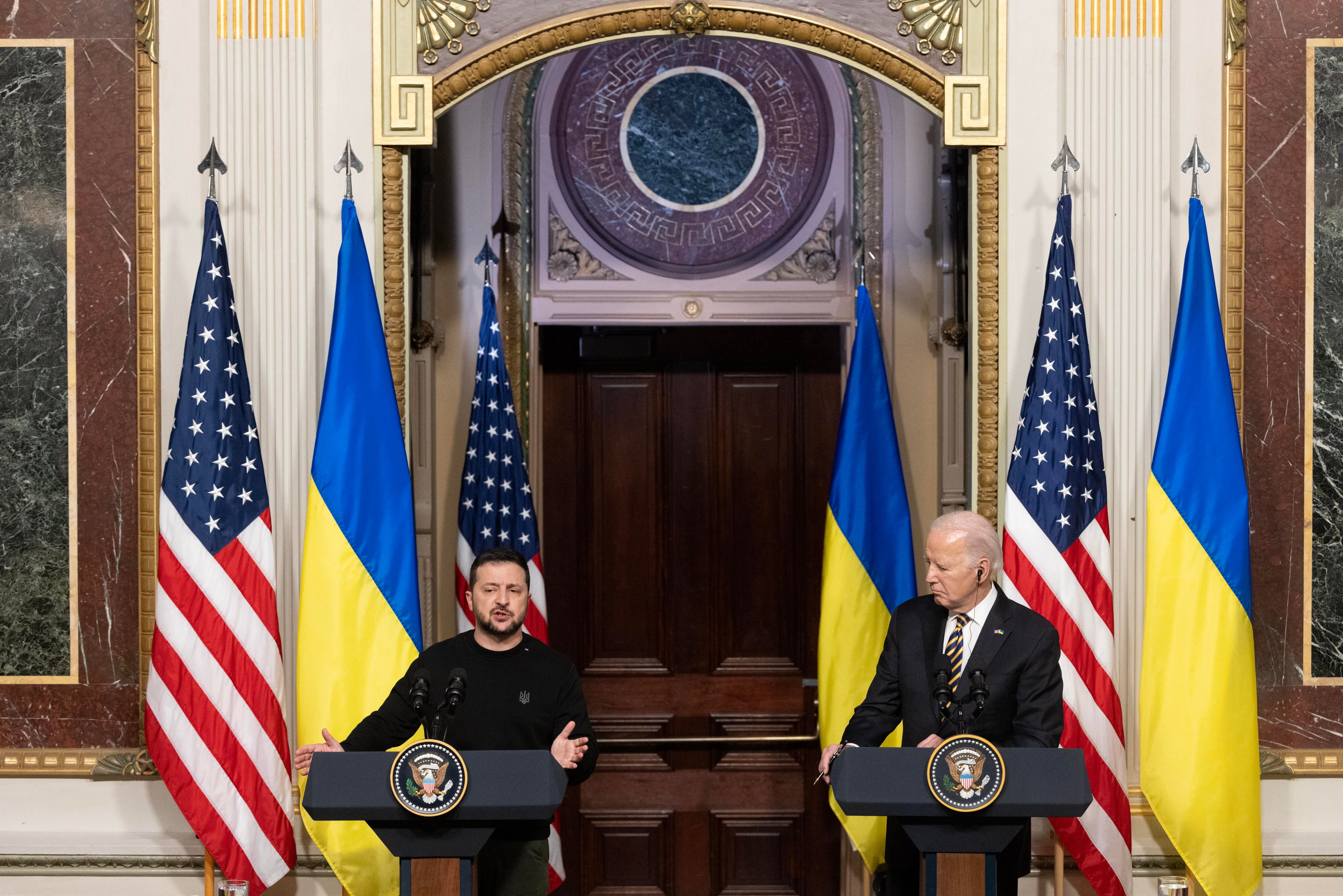 Washington (United States), 12/12/2023.- US President Joe Biden (R) and Ukrainian President Volodymyr Zelensky (L) hold a joint news conference in the Indian Treaty Room of the Eisenhower Executive Office Building, on the White House complex in Washington, DC, USA, 12 December 2023. Ukrainian President Zelensky is in Washington to meet with members of Congress at the US Capitol and US President Joe Biden at the White House to make a last-ditch effort to convince the US Congress for further military aid before the holiday recess. Republicans want concessions from Democrats on border security in order to support aid to Ukraine. (Ucrania) EFE/EPA/MICHAEL REYNOLDS