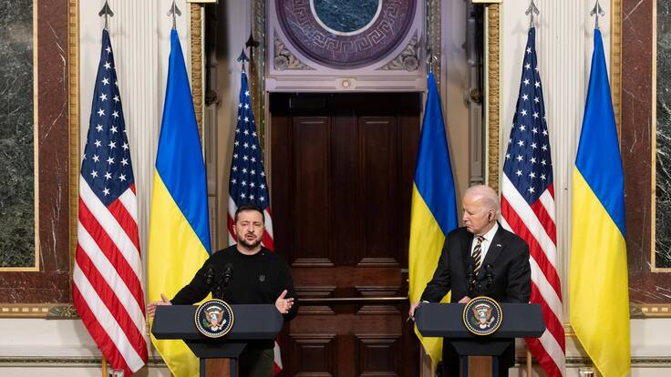Washington (United States), 12/12/2023.- US President Joe Biden (R) and Ukrainian President Volodymyr Zelensky (L) hold a joint news conference in the Indian Treaty Room of the Eisenhower Executive Office Building, on the White House complex in Washington, DC, USA, 12 December 2023. Ukrainian President Zelensky is in Washington to meet with members of Congress at the US Capitol and US President Joe Biden at the White House to make a last-ditch effort to convince the US Congress for further military aid before the holiday recess. Republicans want concessions from Democrats on border security in order to support aid to Ukraine. (Ucrania) EFE/EPA/MICHAEL REYNOLDS