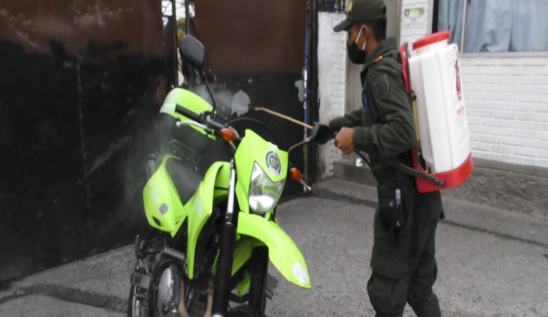 Limpieza para los elementos de los policías de Caldas