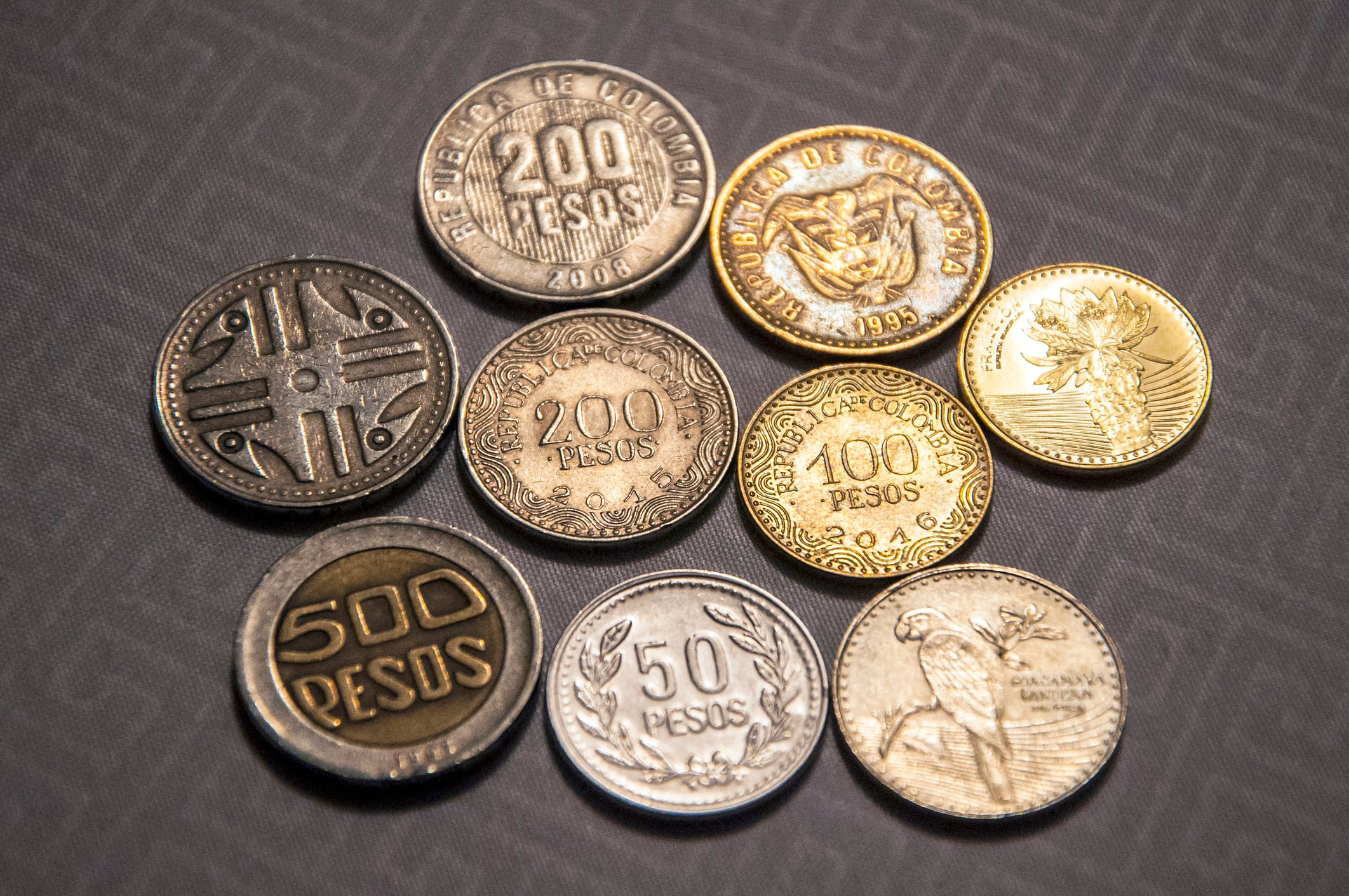 Monedas de Colombia de distintos valores / Getty Images