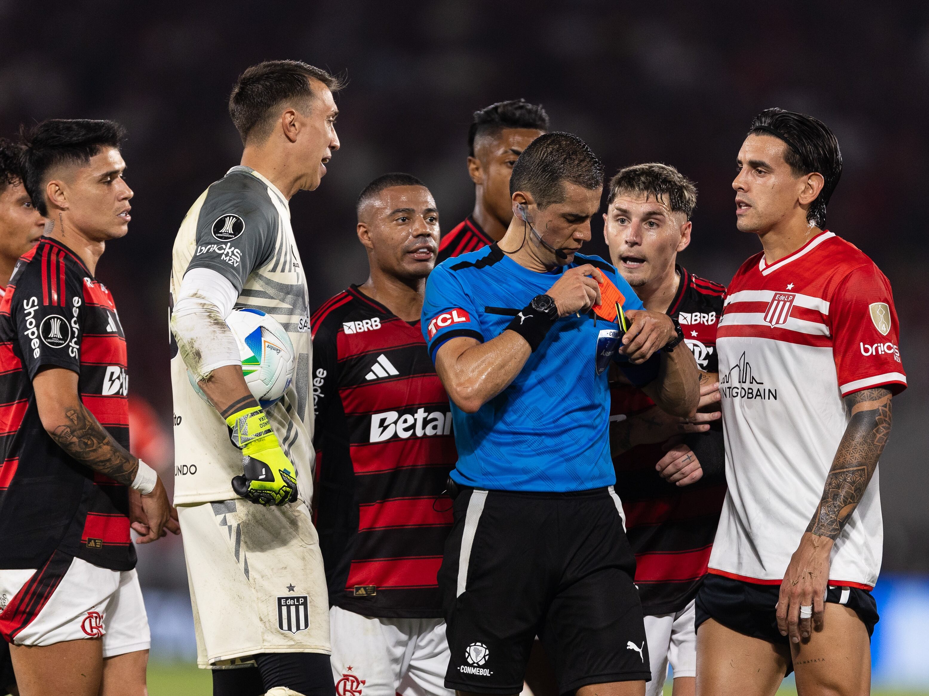 Árbitro colombiano, Andres Rojas expulsa a Gonzalo Plata de Flamengo por Copa CONMEBOL Libertadores  / Getty Images.