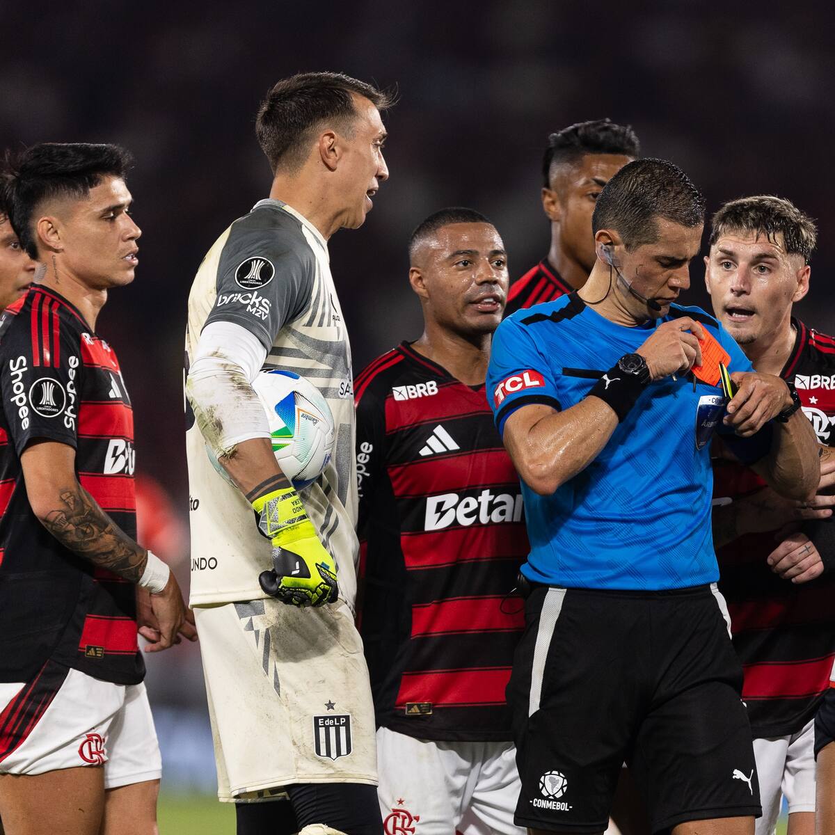 Conmebol anuló sanción de Andrés Rojas en Flamengo-Estudiantes por Copa Libertadores