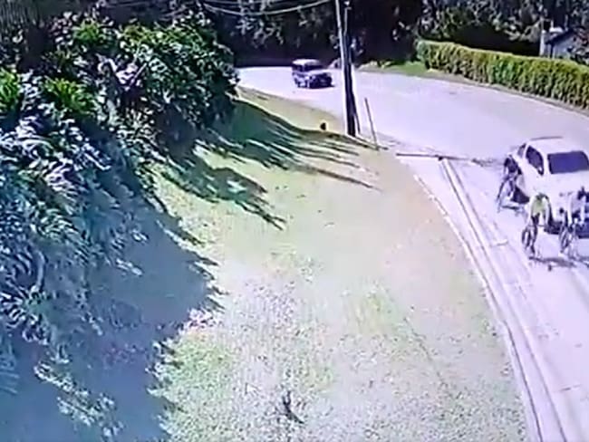 Conductor arrolla a tres ciclistas en una vía de Antioquia