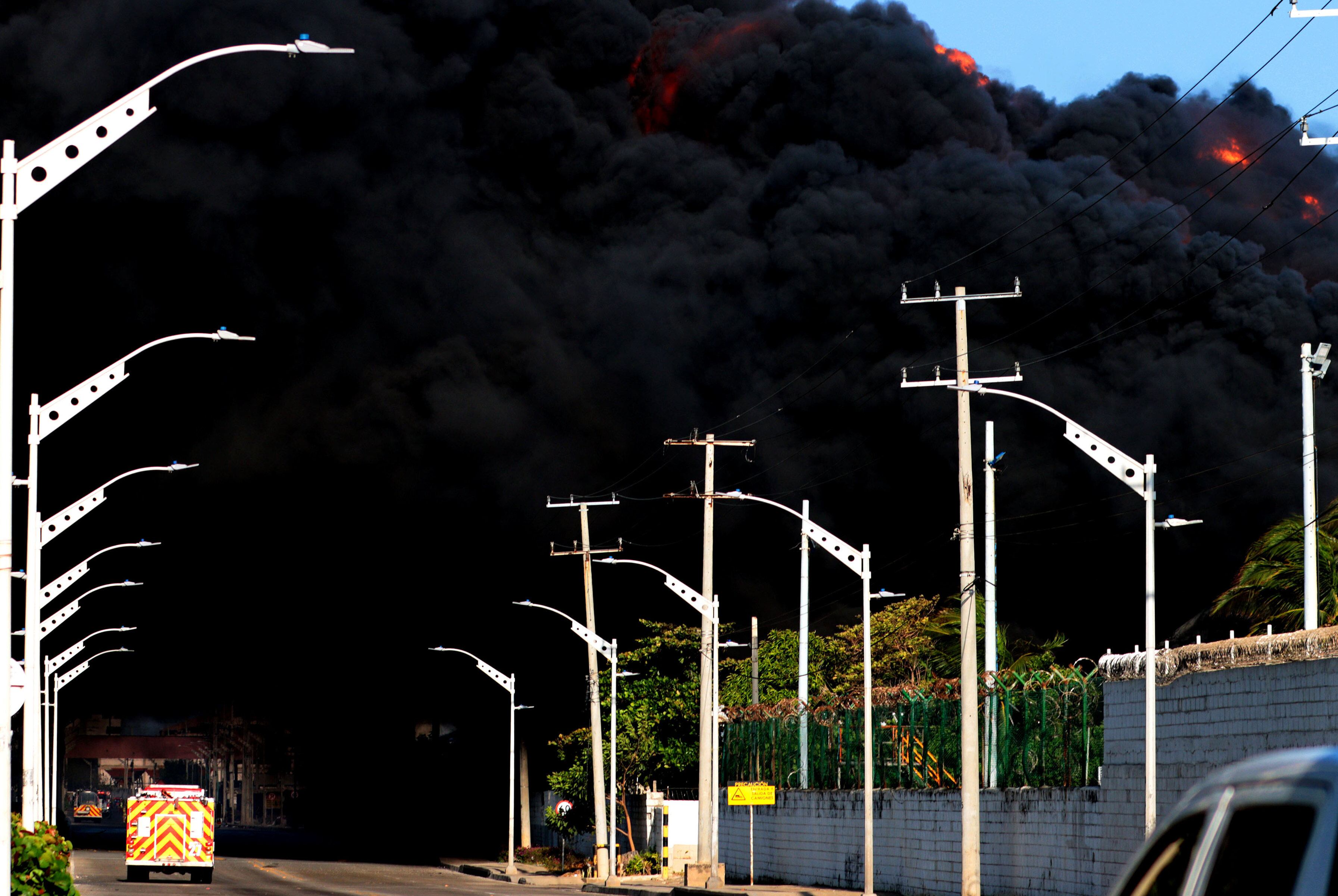 AME2203. BARRANQUILLA (COLOMBIA), 21/12/2022.- Fotografía de un incendio en un depósito de combustible en la zona industrial de Barranquilla (Colombia). Un incendio de grandes proporciones se produjo en la madrugada de este miércoles en la zona industrial de la ciudad colombiana de Barranquilla, que ha provocado la muerte de un bombero durante las labores de extinción y que se hayan paralizado todas las operaciones portuarias. EFE/ Oscar Berrocal