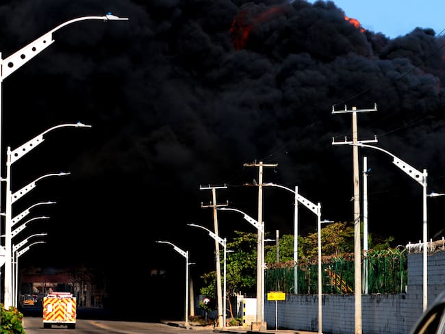 AME2203. BARRANQUILLA (COLOMBIA), 21/12/2022.- Fotografía de un incendio en un depósito de combustible en la zona industrial de Barranquilla (Colombia). Un incendio de grandes proporciones se produjo en la madrugada de este miércoles en la zona industrial de la ciudad colombiana de Barranquilla, que ha provocado la muerte de un bombero durante las labores de extinción y que se hayan paralizado todas las operaciones portuarias. EFE/ Oscar Berrocal