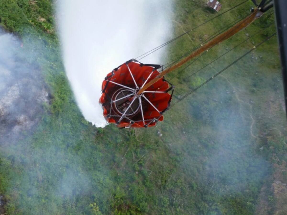 Bomberos continúan labores para liquidar el incendio forestal en la vía a La Calera