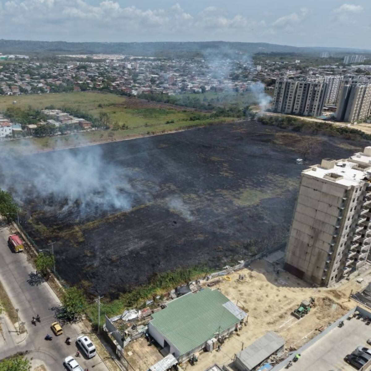 Controlado incendio de cobertura vegetal entre Parque Heredia y La Carolina