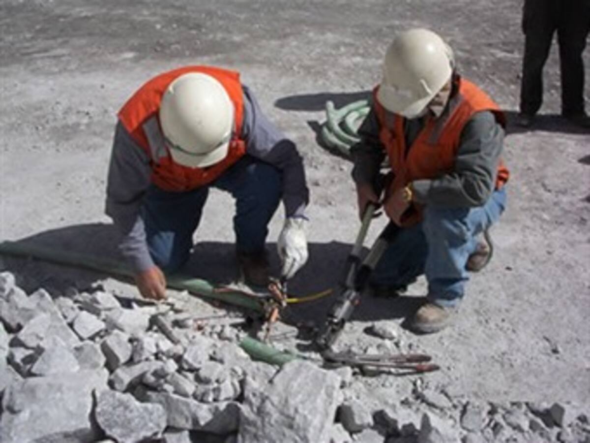 Chile inicia 'plan b' en rescate de 33 mineros atrapados en Chile