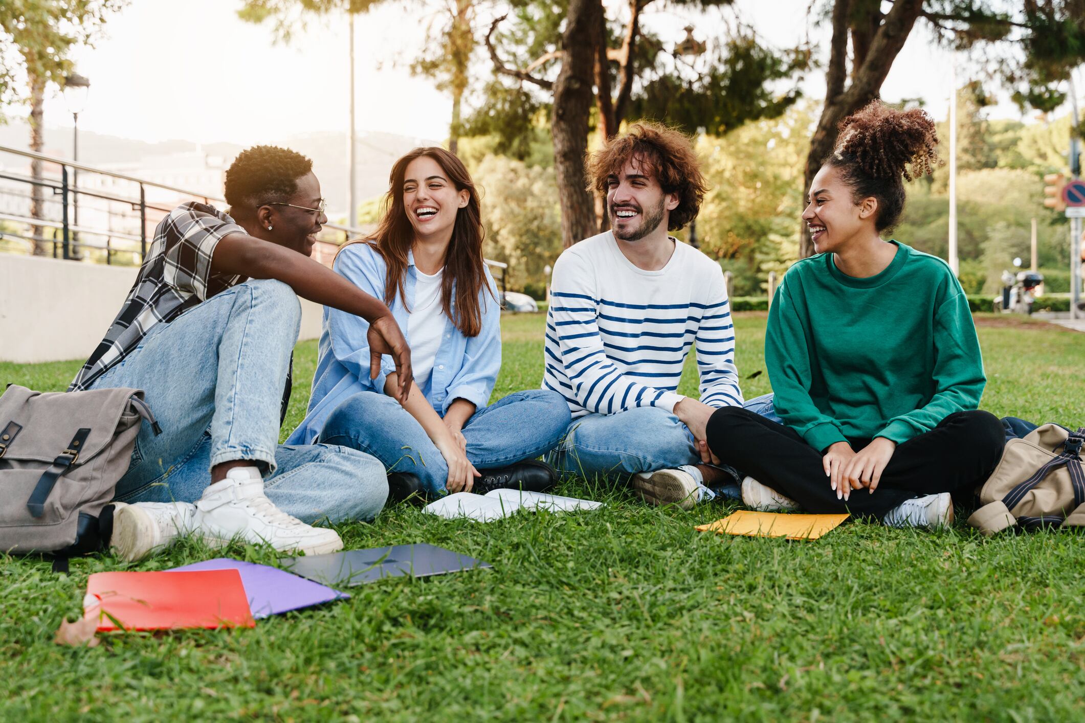 Jóvenes universitarios sentados en algún lugar del campus (Getty Images)