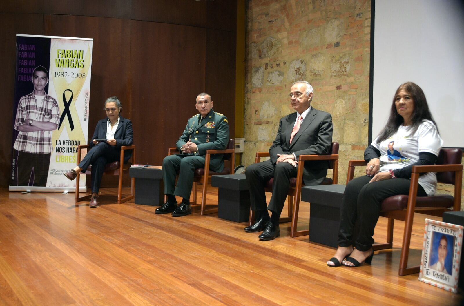 MinDefensa y comandante del Ejército en acto de perdón por el crimen de Fabián Vargas, víctima de falsos positivos. Cortesía: MinDefensa.