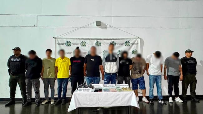 Capturados presuntos integrantes de La Terraza, por extorsión en eventos masivos en Medellín. Foto: Cortesía MEVAL