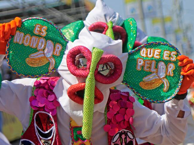 ACOMPAÑA CRÓNICA COLOMBIA CARNAVAL AME8758. BARRANQUILLA (COLOMBIA), 12/02/2024.- Un integrante de una comparsa participa en la Gran Parada de Comparsas hoy, durante el tercer desfile del Carnaval de Barranquilla (Colombia). Sincronizadas comparsas ataviadas con brillantes trajes de plumas, lentejuelas y canutillos, además de la música y la danza que trajeron a América los esclavos africanos, fueron las notas predominantes en el Cumbiódromo de la Vía 40 durante el tercer día de desfiles del Carnaval de Barranquilla. EFE/Ricardo Maldonado Rozo
